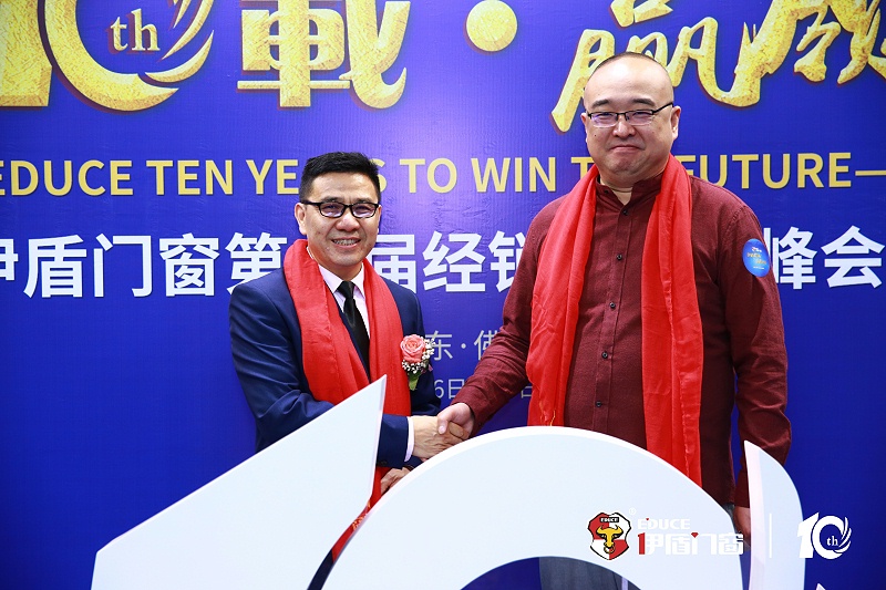 央視名嘴朱軼受邀參加伊盾門窗十周年慶典，妙語連珠引爆全場！